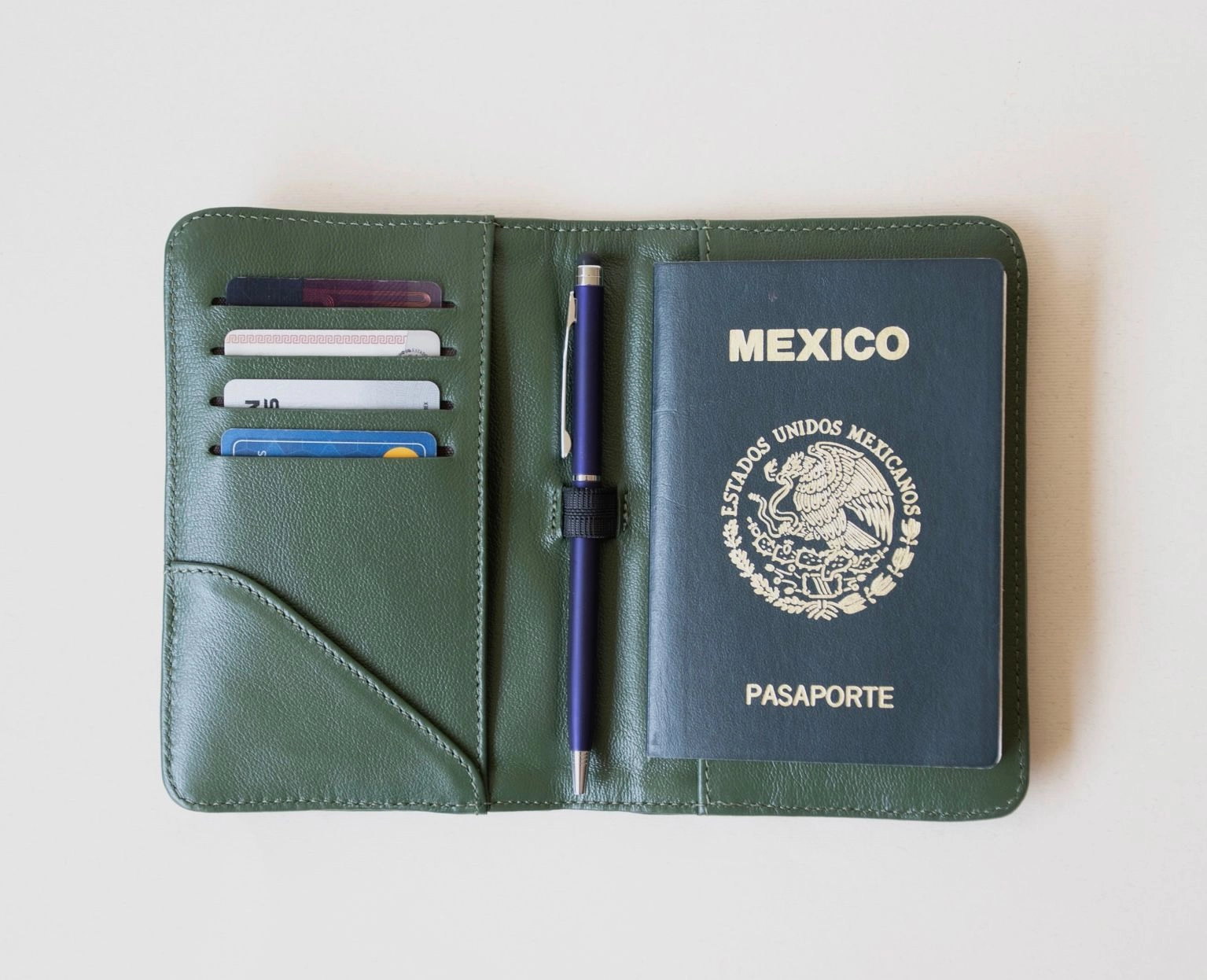 Porta pasaporte Olivo interior